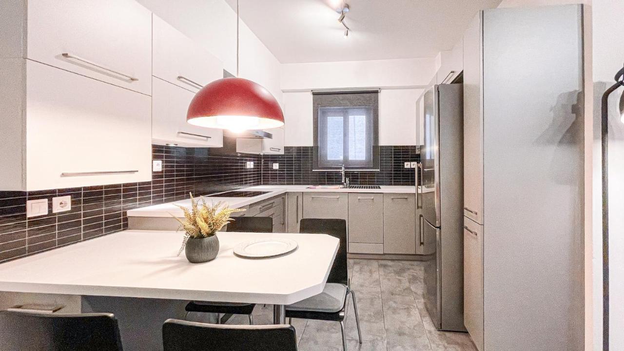 Comfy 2 Bedroom Apartment With Balcony In Афины Экстерьер фото